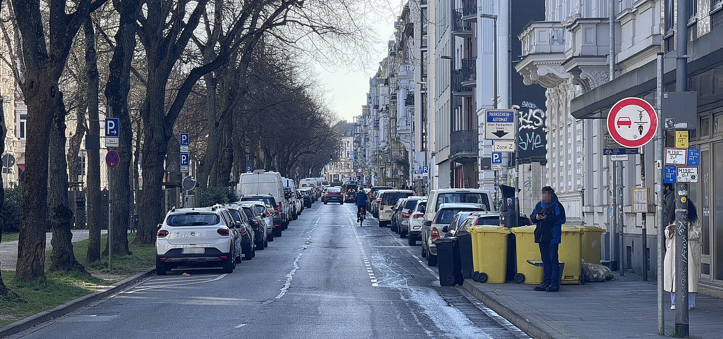 Oppenhoffallee in Aachen Oppenhoffallee in Aachen. Schmale Einrichtungsfahrbahn mit Schutzstreifen und einem Überholverbot ggü. Radfahrenden