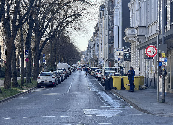 Oppenhoffallee in Aachen Oppenhoffallee in Aachen. Schmale Einrichtungsfahrbahn mit Schutzstreifen und einem Überholverbot ggü. Radfahrenden
