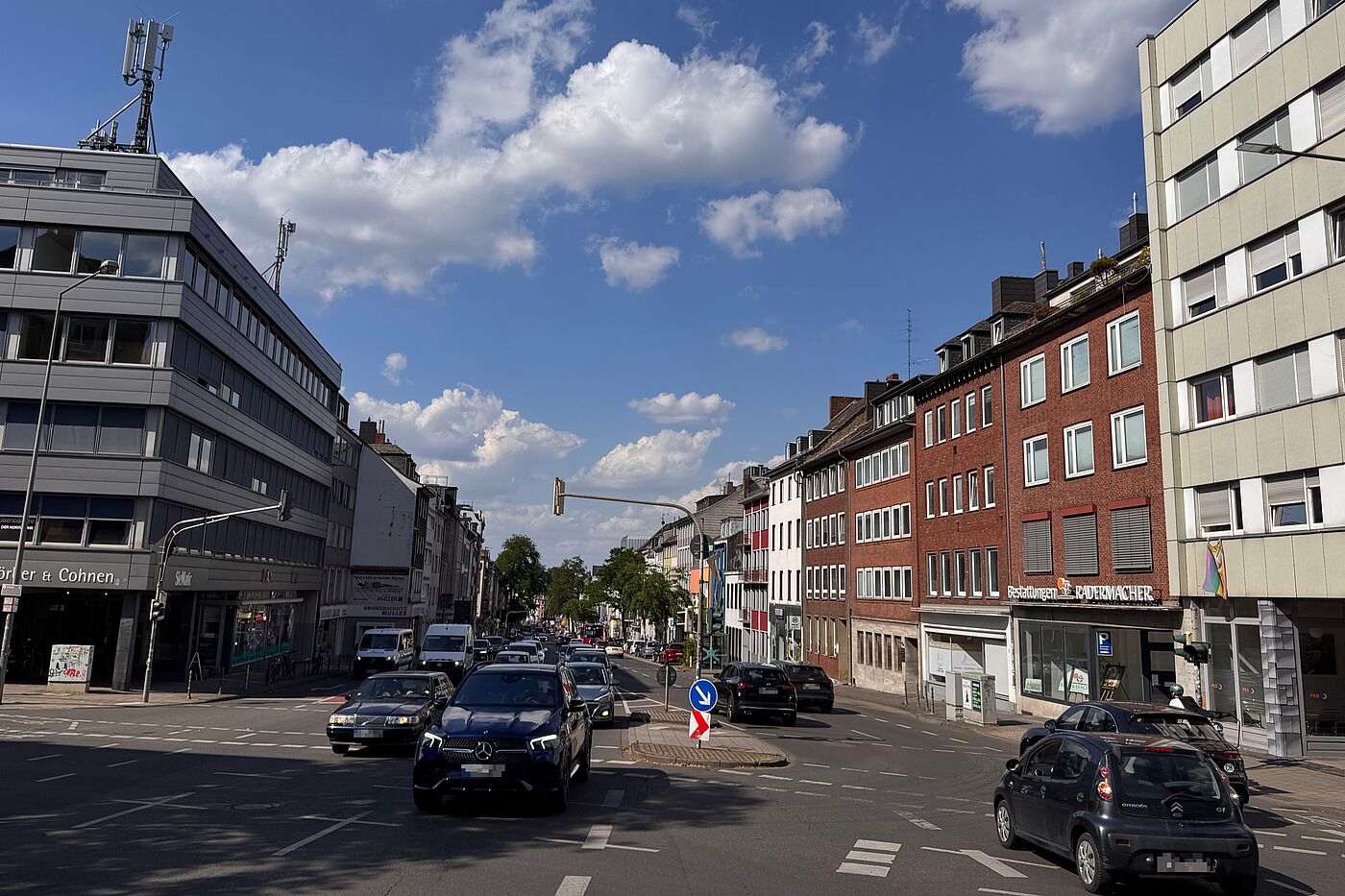 Blick auf eine große Kreuzung an der Wilhelmstraße in Aachen mit vielen Autos, Ampeln, Mittelinsel und breiter Fahrbahn. Radverkehrsanlagen sind nur untergeordnet erkennbar.