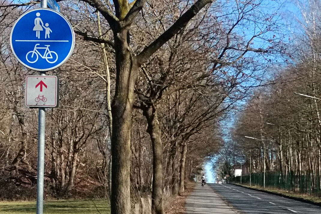 Verkehrszeichen 240 mit Zwischenwegweiser, linksseitig Verkehrszeichen 240 mit Zwischenwegweiser, linksseitig