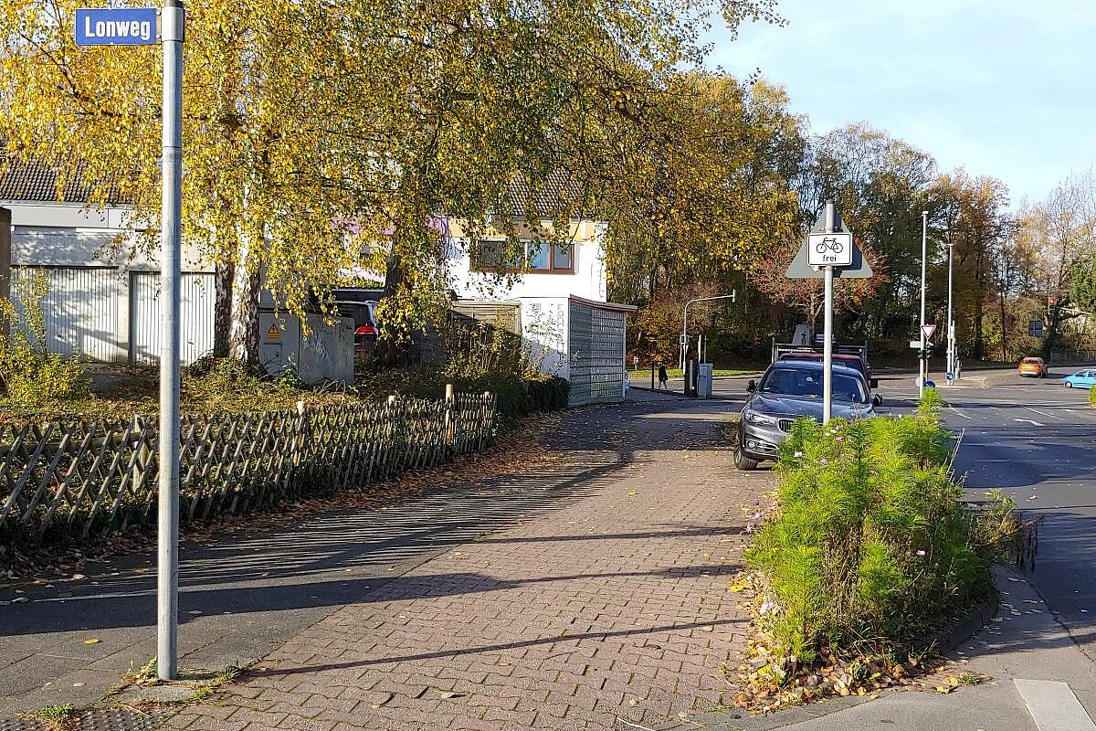 Dieser linksseitige Streifen ist für den Radverkehr freigegeben Linksseitiger Fußweg für Radfahrende freigegeben