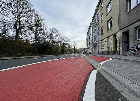 Turmstraße Kante auf dem neuen roten Radfahrstreifen Turmstraße beim Verschenk in die Nebenanlage