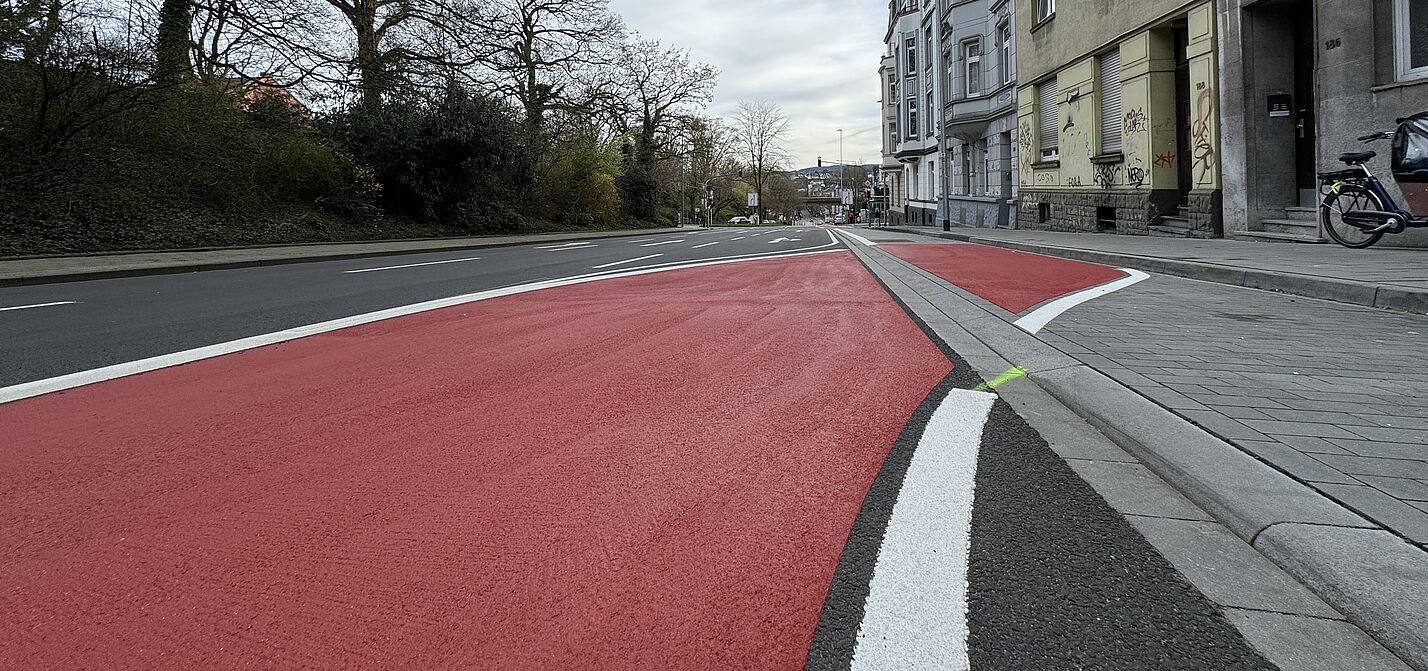 Turmstraße Kante auf dem neuen roten Radfahrstreifen Turmstraße beim Verschenk in die Nebenanlage