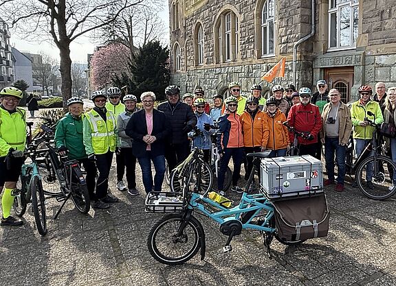 Gruppenfoto am Rathaus zur Eröffnung