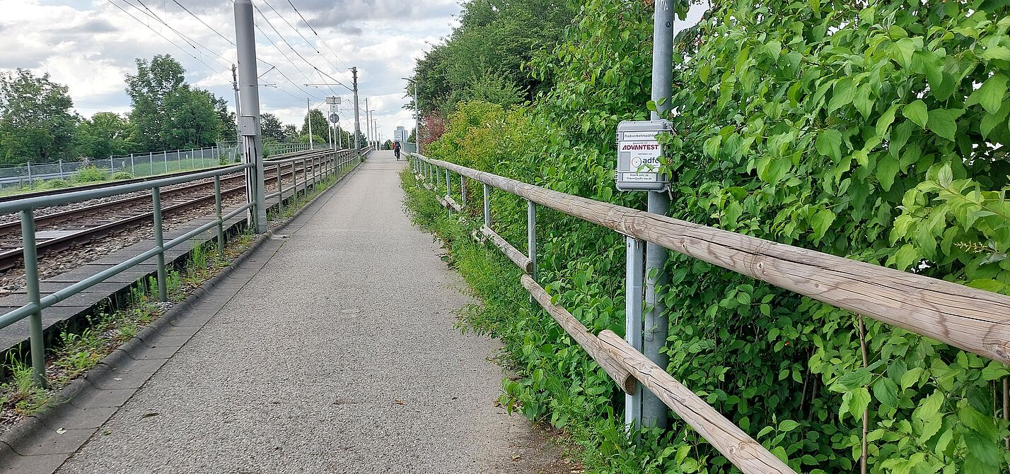 Radverkehrszähler in Unteraichen in der Nähe der Autobahnbrücke Radverkehrszähler in Unteraichen in der Nähe der Autobahnbrücke