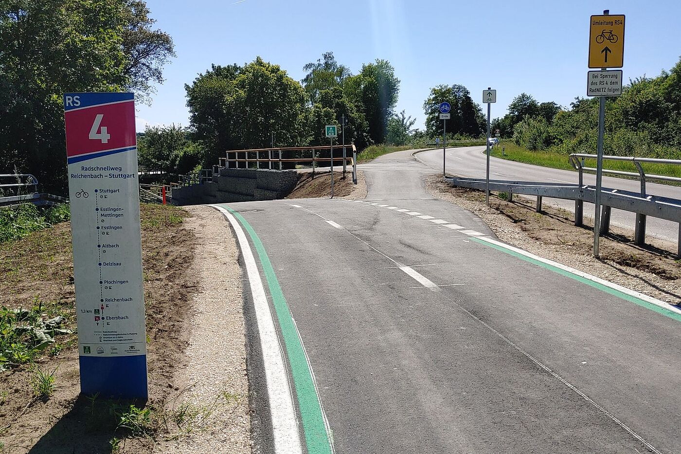 Neuer Abschnitt des RS4 (Kreis ES) am Übergang zum RS14 (Kreis GP) Neuer Abschnitt des RS4 (Kreis ES) am Übergang zum RS14 (Kreis GP)