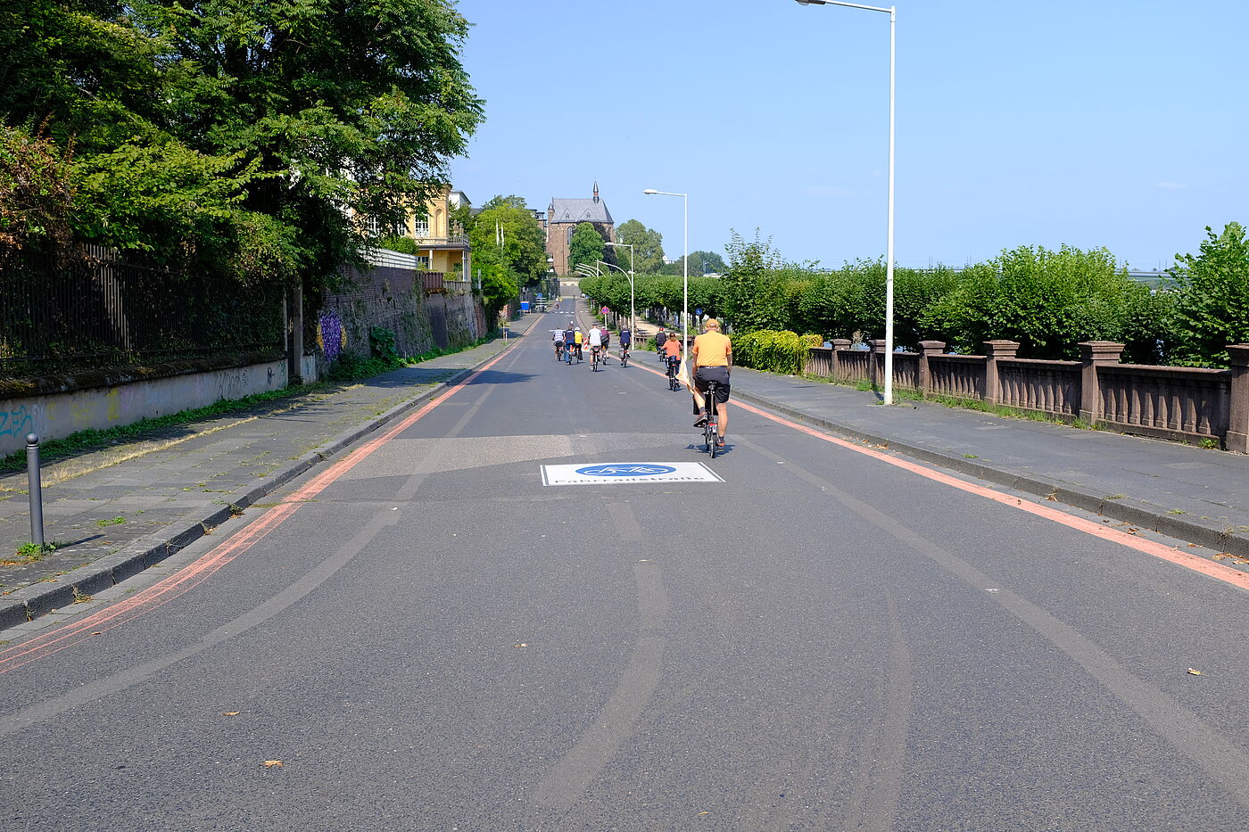 Im Zuge der Verkehrsberuhigung am Bonner Rheinufer wurden bereits 2023 die Fahrradstraßen samt entgegenlaufender Einbahnstraßen für den Kfz-Verkehr zwischen Rheingasse und Zweiter Fährgasse markiert. 