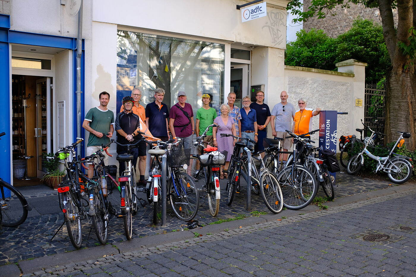 Die Exkursion endet am ADFC-RadHaus in der Bonner Altstadt ( Breite Str. 71, 53111 Bonn). Leider sind auf dem Gruppenbild nicht mehr alle Teilnehmer:innen der Exkursion zu sehen. Sonnenschein, viele interessante Stationen und lange Rückfahrten quer durch NRW veranlassten manche schnell zum Bonner Bahnhof zu kommen. 