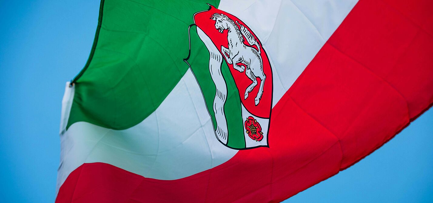 Flagge des Landes Nordrhein-Westfalen Die im Wind wehende Flagge des Landes Nordrhein-Westfalen