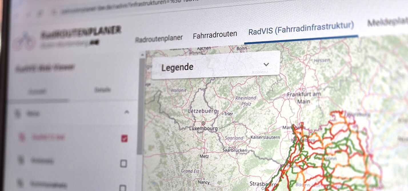 Ansicht RadVIS WebViewer auf Computerbildschirm Das Bild zeigt eine Ansicht des RadVIS WebViewer auf einem Computerbildschirm, der eine Karte des Radwegenetzes in Baden-Württemberg zeigt