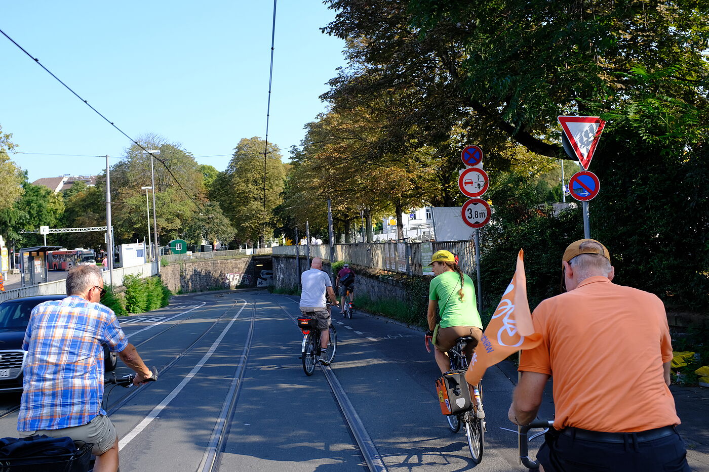Überholen verboten!  An einer engen und kurvenreichen Unterführung am Bonner Bahnhof ist es verboten, dass Bus- und Autofahrer:innen Radfahrende überholen. Gut so - diese Unterführung ist wirklich eng und bietet aufgrund der Kurven wenig Sicht. 