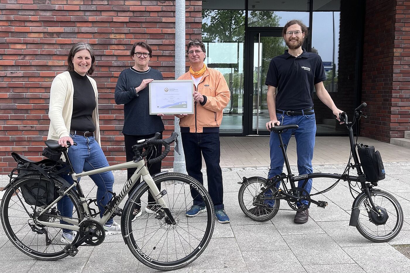 Zertifikats-Übergabe Das Bild zeigt die Zertifikats-Übergabe mit Verena Reuter (Vorstand ADFC NRW), Gernot Steinberg (Geschäftsführer Planersocietät), Andreas K. Bittner (ADFC Projekt Fahrradfreundlicher Arbeitgeber), Felix Regelsberger (Radverkehrsbeauftragter Planersocietät).