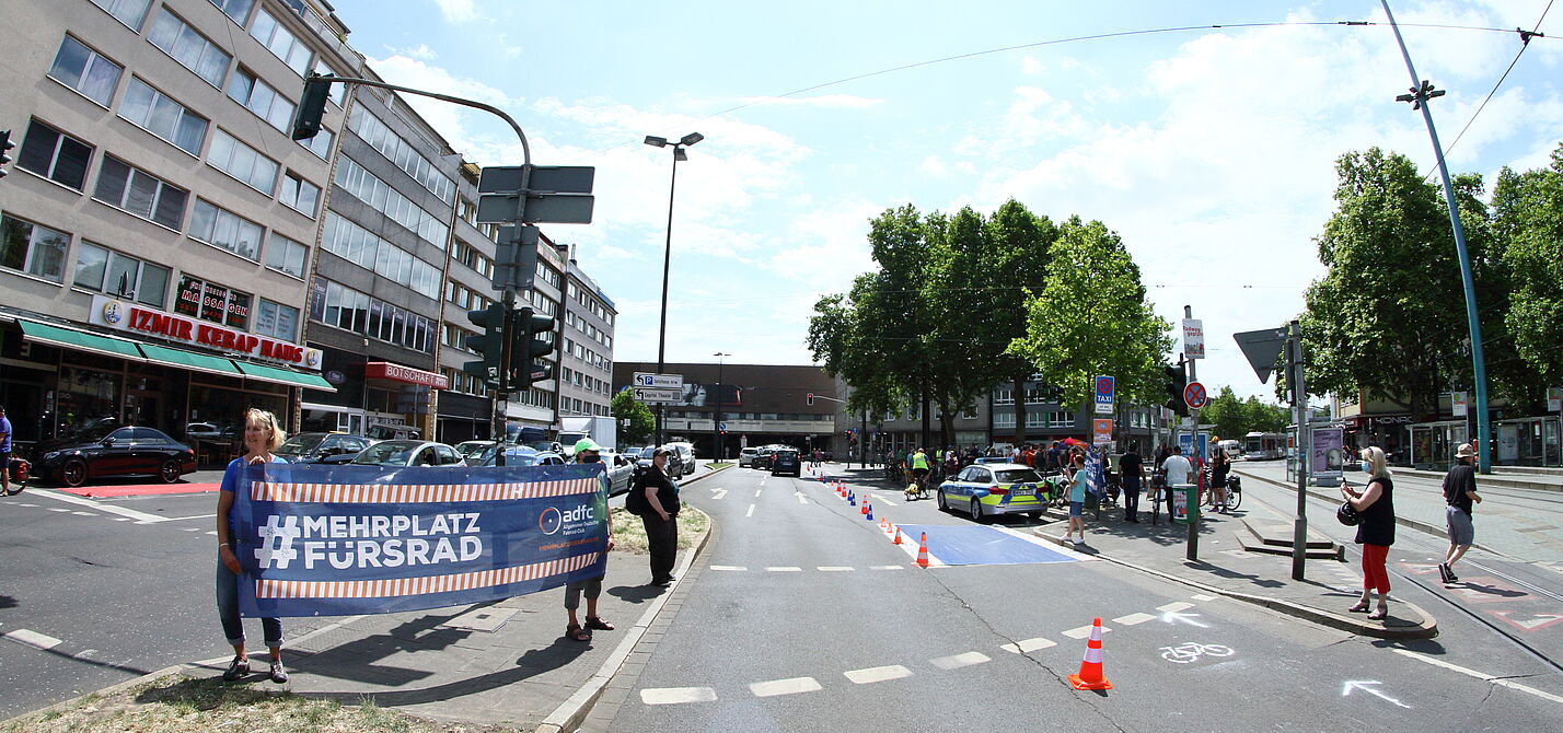 NRW.Pop-Up-Bikelane-Worringer-Platz_C-Dirk-Schmidt__4_.JPG Pop-Up-Bikelane am Worringer Platz