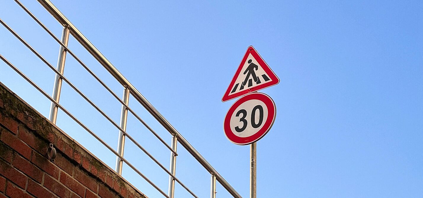 Eine Tempo 30-Zone Das Bild zeigt ein Verkehrsschild für eine "Tempo 30"-Zone und sowie ein Schild für einen Fußgängerüberweg