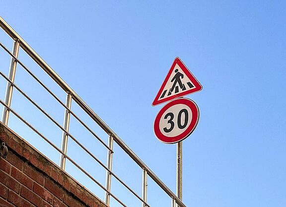 Eine Tempo 30-Zone Das Bild zeigt ein Verkehrsschild für eine "Tempo 30"-Zone und sowie ein Schild für einen Fußgängerüberweg