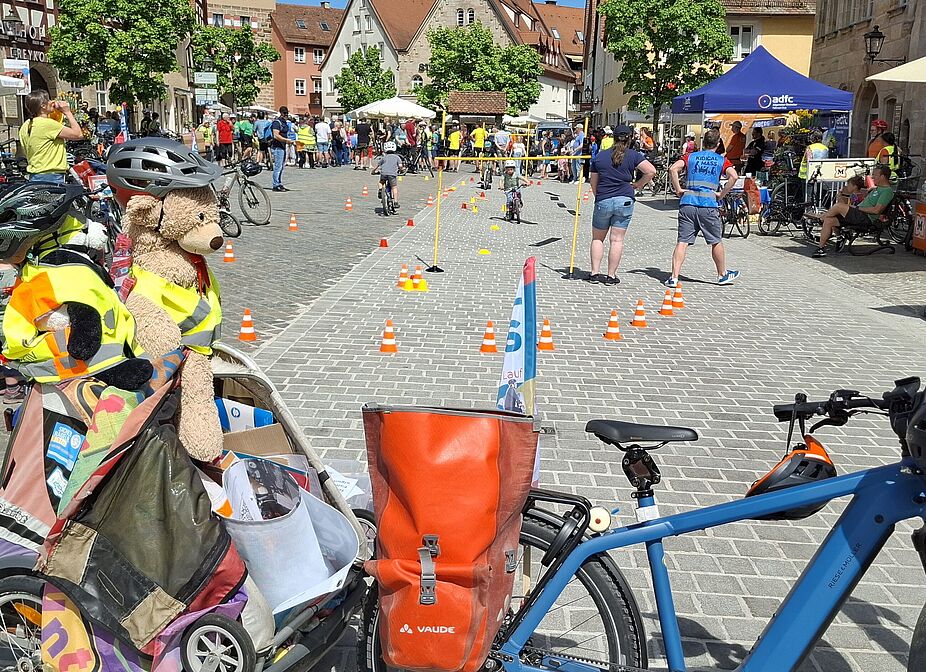 Kinderfahrradparcours, Infostände und Verkehrspolitische Reden auf dem Laufer Marktplatz. Kinderfahrradparcours, Infostände und Verkehrspolitische Reden auf dem Laufer Marktplatz.