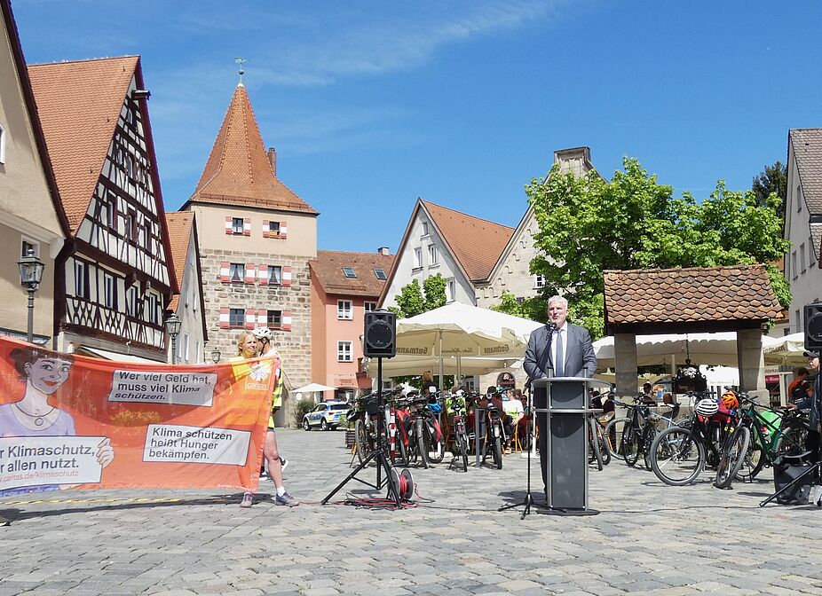 Erster Bürgermeister Thomas Lang bei seinem Grußwort. Erster Bürgermeister Thomas Lang bei seinem Grußwort.