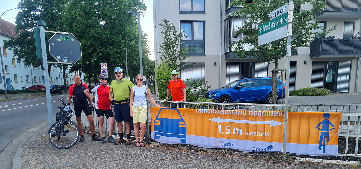Aktive des ADFC SLS vor dem neuen Abstands-Banner in SLS