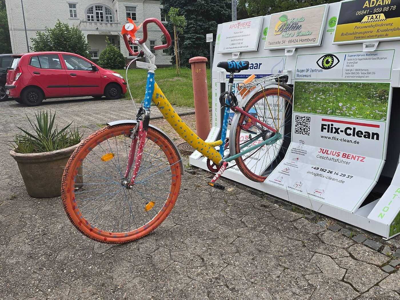 Kunstaktion am Bicycle Day 2024 Eyecatcher an der Ladestation