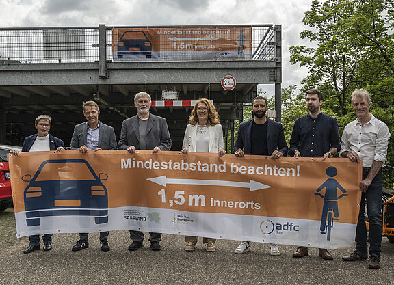 Banneraktion Überholabstand 1,5 Meter Uni-Parkhaus Meerwiesertalweg Banneraktion Überholabstand 1,5 Meter