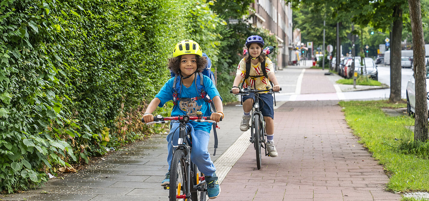 ADFC Kinder auf dem Weg zur Schule mit dem Fahhrad