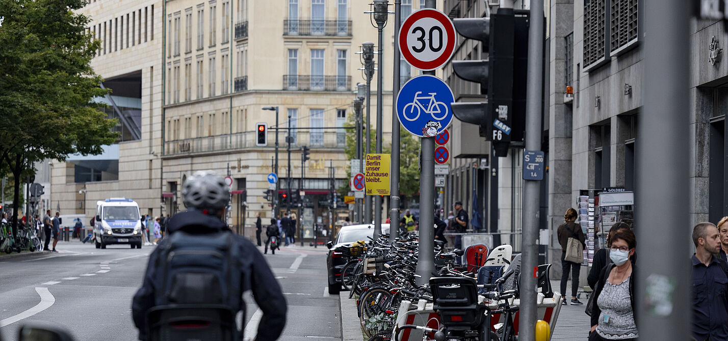 Tempo-30-Zone Städtische Verkehrsszene mit Fahrradinfrastruktur