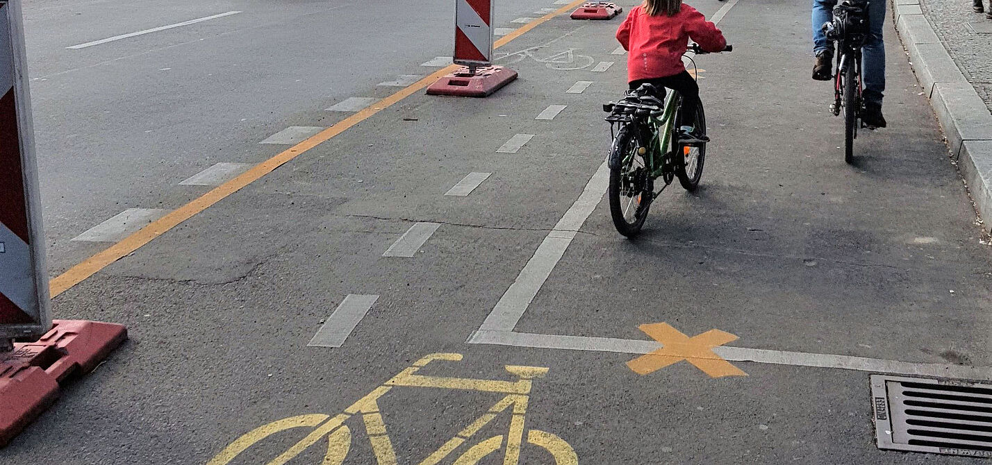 Geschützter Pop-up-Radweg Geschützter Pop-up-Radweg