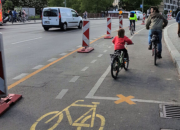 Geschützter Pop-up-Radweg Geschützter Pop-up-Radweg