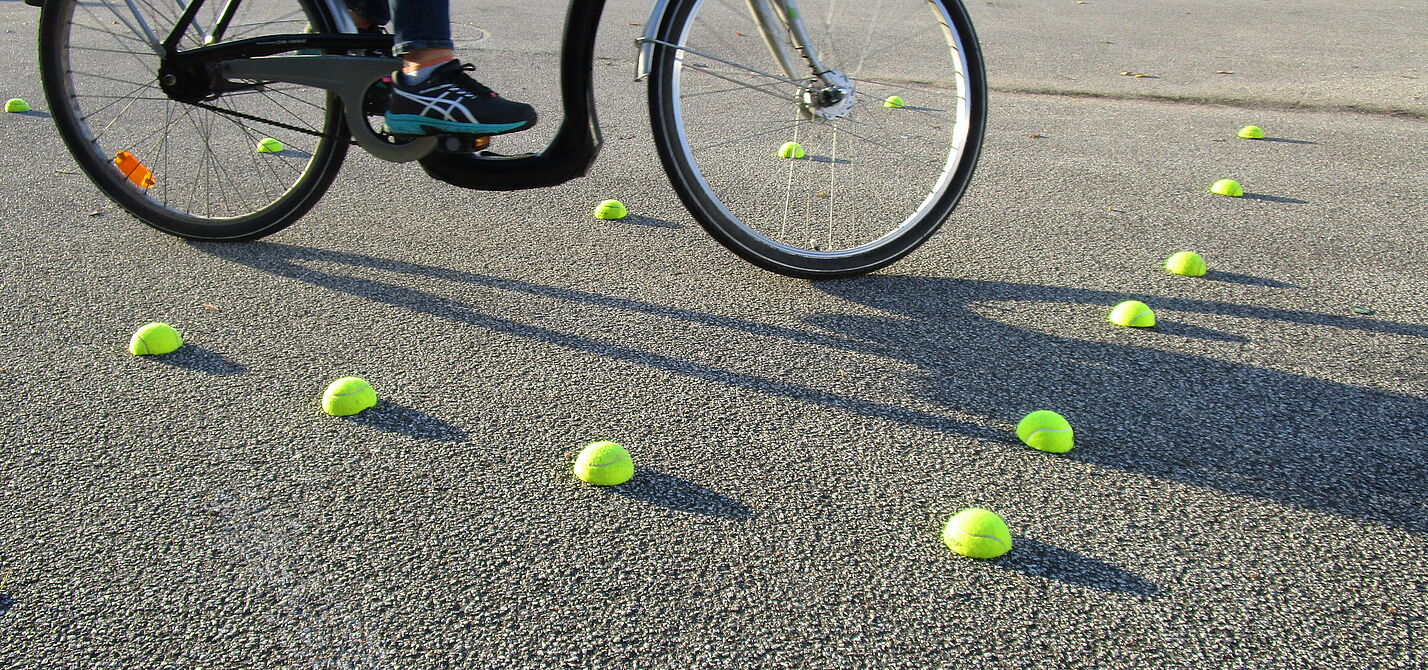 Fahrradparcour Fahrradparcour mit geteilten Tennisbällen und Radfahrer